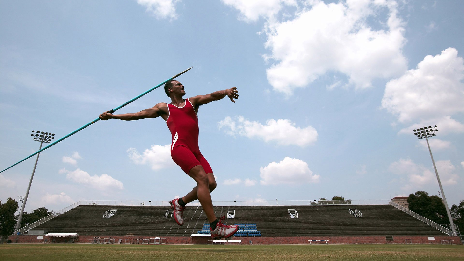 体育场馆周边商业配套完善,带动当地就业增长,体育场馆商业化运营的解决方案